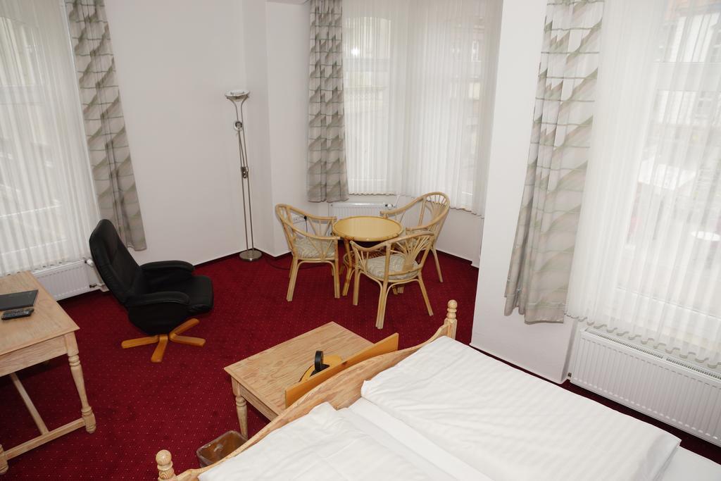 Hotel Deutsches Haus Blomberg  Bagian luar foto